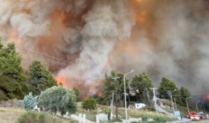 ΜΕΓΑΛΗ ΦΩΤΙΑ ΤΩΡΑ ΣΤΗΝ ΕΛΛΑΔΑ – ΕΚΤΟΣ ΕΛΕΓΧΟΥ Η ΠΥΡΙΝΗ ΛΑΙΛΑΠΑ – ΜΑΖΙΚΗ ΦΥΓΗ ΚΑΤΟΙΚΩΝ ΚΑΙ ΠΑΡΑΘΕΡΙΣΤΩΝ