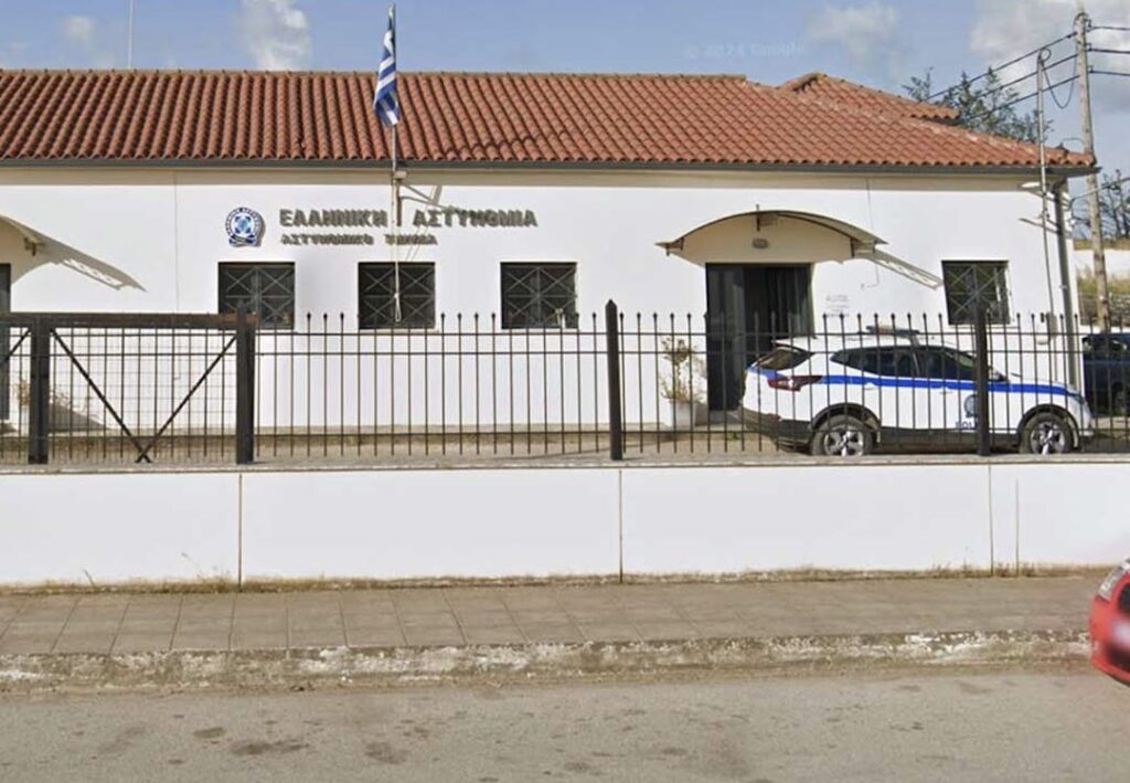 Ρομά τα έκαναν γυαλιά καρφιά στο Αστυνομικό Τμήμα για να απελευθερώσουν φίλο τους