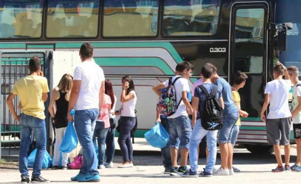 Σχολικές εκδρομές: Ο καθηγητής θα επιβλέπει ακόμη και την ταχύτητα του λεωφορείου