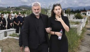Έγινε το μνημόσυνο για τα τρίμηνα της Γωγώς: Η υπόσχεση που έδωσε η Βικτώρια πάνω από το μνήμα της μητέρας της