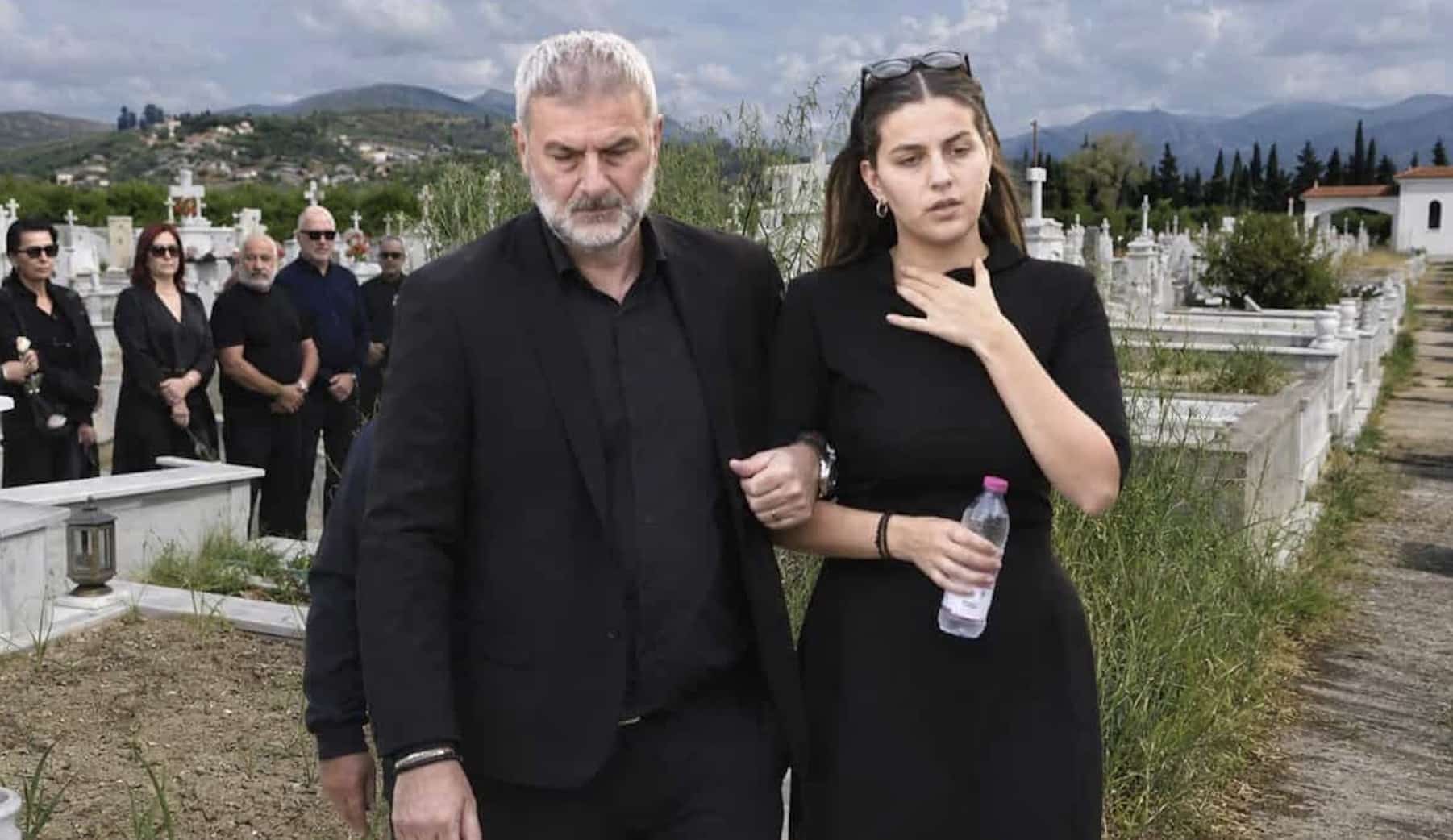 Έγινε το μνημόσυνο για τα τρίμηνα της Γωγώς: Η υπόσχεση που έδωσε η Βικτώρια πάνω από το μνήμα της μητέρας της