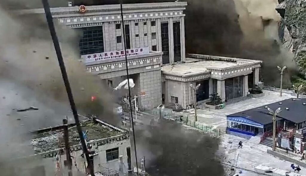 Αυξάνονται διαρκώς τα θύματα, φόβοι για εκατοντάδες νεκρούς στο Νεπάλ: Τα σενάρια για το πώς προκλήθηκε το χάος