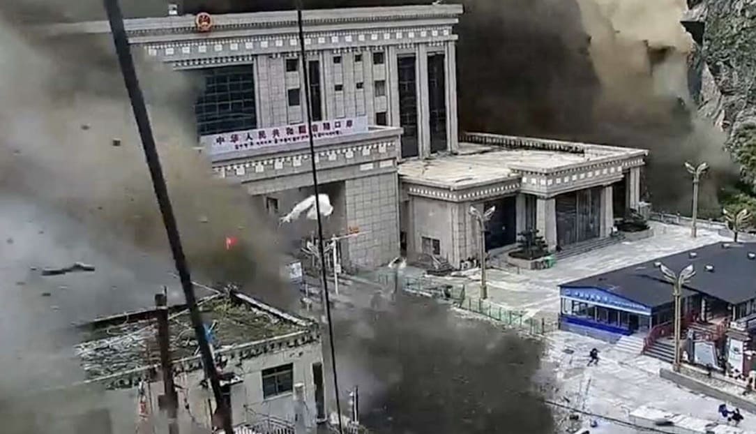Αυξάνονται διαρκώς τα θύματα, φόβοι για εκατοντάδες νεκρούς στο Νεπάλ: Τα σενάρια για το πώς προκλήθηκε το χάος