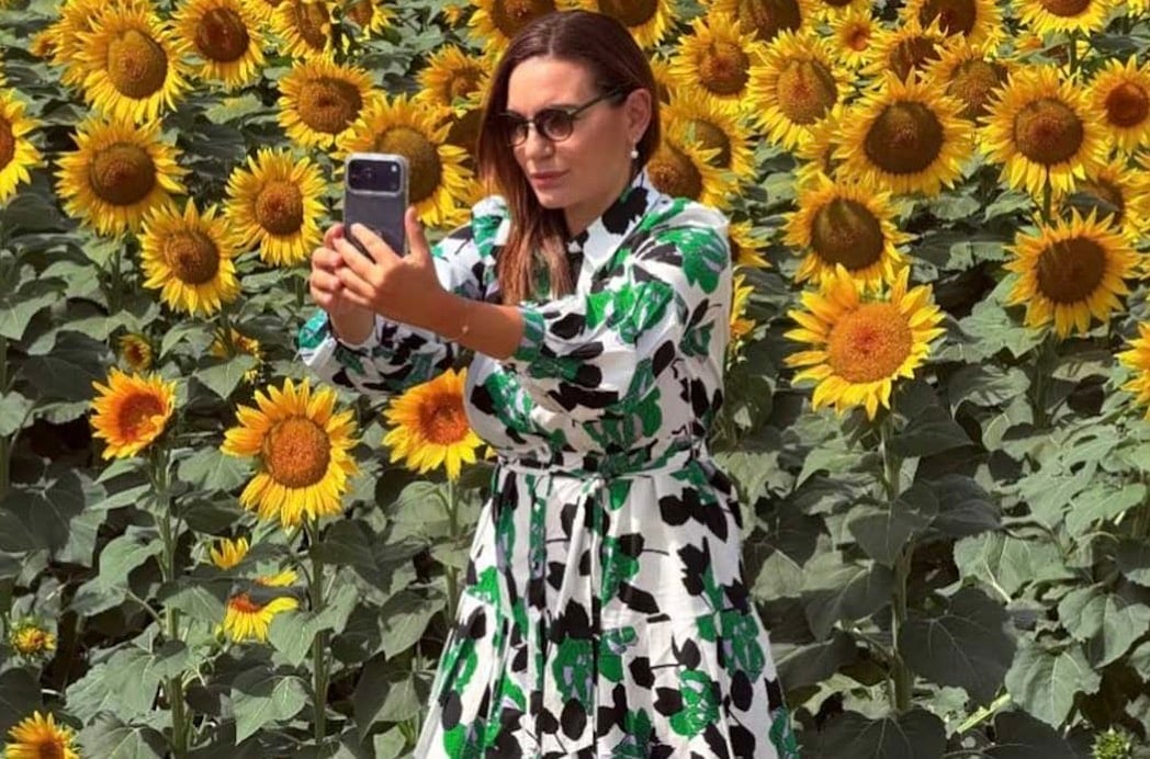 Καλύτερη και από influencer η Όλγα Κεφαλογιάννη – Έβγαλε φωτογραφία με φόντο τα ηλιοτρόπια