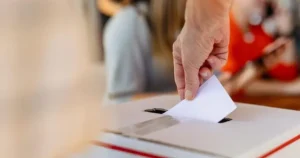 Συναγερμός στην Αντιπολίτευση: Η εγκύκλιος-«φωτιά» του ΥΠΕΣ, τα email στους απόδημους και ο πυρετός των πρόωρων εκλογών