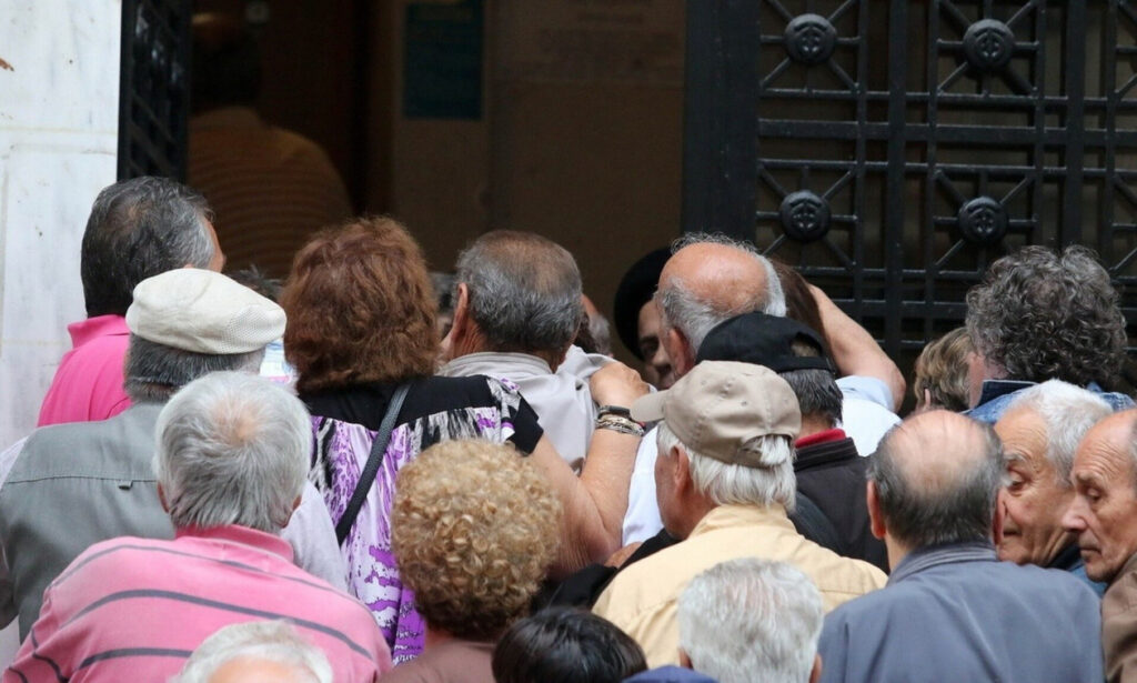Έκτακτη πληρωμή συνταξιούχων στα τέλη Αυγούστου – Πότε θα πάνε στα ATM