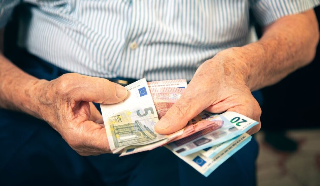 ΑΛΛΑΓΗ ΗΜΕΡΟΜΗΝΙΑΣ: ΤΟΤΕ ΠΛΗΡΩΝΟΝΤΑΙ ΤΕΛΙΚΑ ΟΙ ΣΥΝΤΑΞΕΙΣ ΣΕΠΤΕΜΒΡΙΟΥ 2026