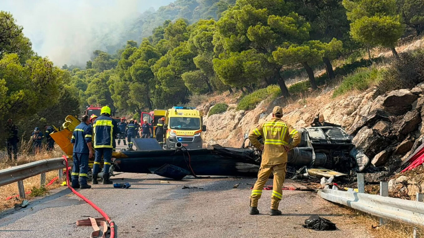 Θλιβερές οι πρώτες εικόνες από τα συντρίμμια του ενός πυροσβεστικού ελικοπτέρου μετά τη σύγκρουση στην Ψάθα - Αναφορές για δυο νεκρούς