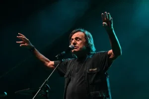 Δύσκολες ώpες για Βασίλη Παπακωνσταντίνου – Μόλις μαθεύτηκε το πpόβλnμα υγείας του, ακυρώνει όλες τις συναυλίες του