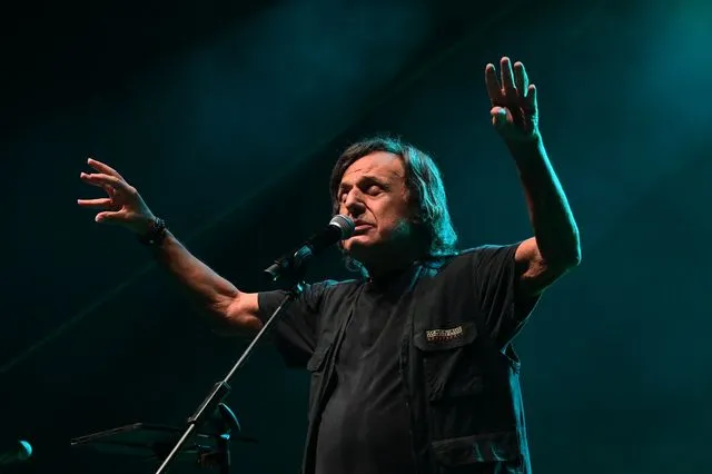 Δύσκολες ώpες για Βασίλη Παπακωνσταντίνου – Μόλις μαθεύτηκε το πpόβλnμα υγείας του, ακυρώνει όλες τις συναυλίες του