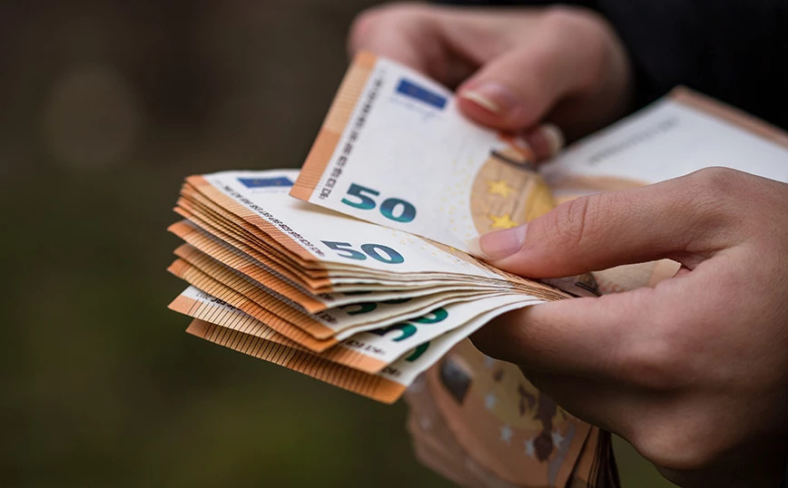 ΤΡΕΞΤΕ ΣΤΑ ΑΤΜ: «Βρέχει» λεφτά από αύριο Δευτέρα 17/8: Ποιοι θα δουν χρήματα στο λογαριασμό