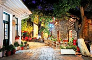 Ζει τη νύχτα: Το μοναδικό χωριό στην Ελλάδα που τα μαγαζιά ανοίγουν στις 11 το βράδυ