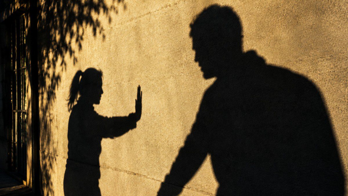 Φρίκη στο Ηράκλειο: Κατήγγειλε τον πρώην σύντροφό της και εκείνος την περίμενε έξω από το τμήμα – Τι συνέβη όταν την είδε