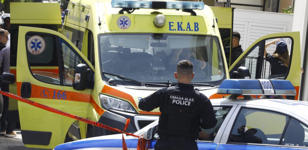 Μεγάλη τραγωδία στη χώρα μας: Νεκρός ξαφνικά 44χρονος πατέρας δύο παιδιών – Βρέθηκε με τον 8χρονο γιο του στην αγκαλιά του