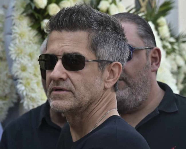 Κηδεία Δημήτρη Κόκοτα: Τι συνέβn με Φοίβο την ώρα της εξόδιου ακολουθίας – Φωτoγραφίες