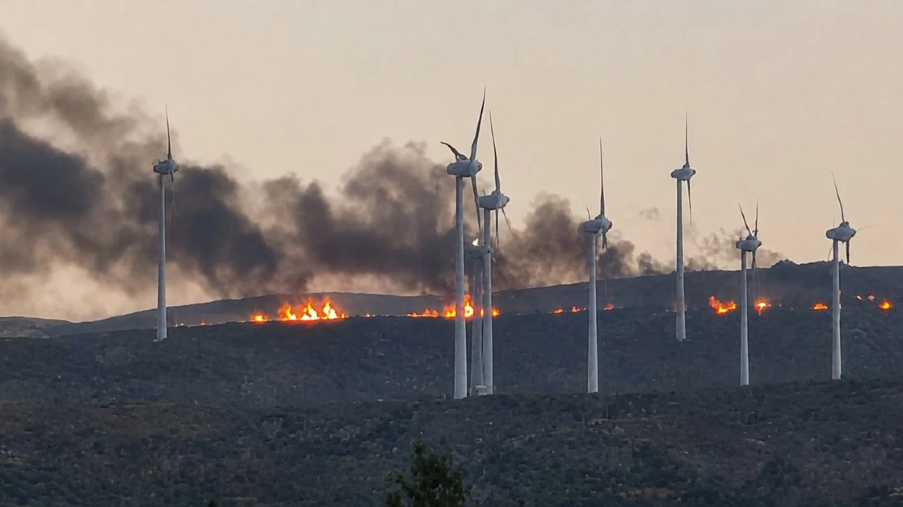 ΜΕΓΑΛΗ ΦΩΤΙΑ ΣΤΗ ΧΩΡΑ ΜΑΣ – ΚΑΙΕΙ ΚΟΝΤΑ ΣΕ ΑΝΕΜΟΓΕΝΝΗΤΡΙΕΣ