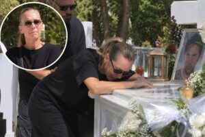 Συμβαίνει τώρα! Ξανά στο μνήμα του Μαζωνάκη η Βάσω: Γατζώθηκε πάνω από τον τάφο και δεν άφηνε τα μάρμαρα-Την τράβαγε ο Μακρυνιώτης-«Δώστε μου πέντε λέπτα να…»