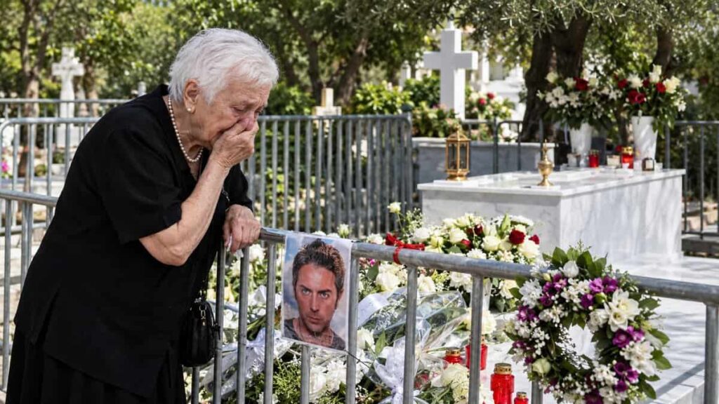 Η επίσκεψη στον τάφο του Μαζωνάκη χθες το βράδυ: Τι υποσχέθηκε στον γιο της με δάκρυα στα μάτια η κυρία Κλειώ;