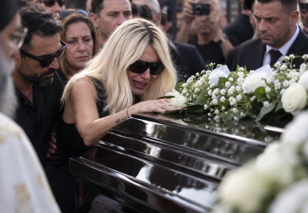 Κηδεία Μαζωνάκη: Η κραυγή της Πάολας πάνω από το φέρετρο – «Γιώργο, σ’ αγαπάω! Πού είσαι;»