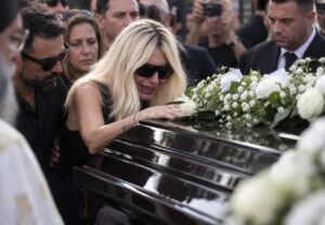 Κηδεία Μαζωνάκη: Η κραυγή της Πάολας πάνω από το φέρετρο – «Γιώργο, σ’ αγαπάω! Πού είσαι;»