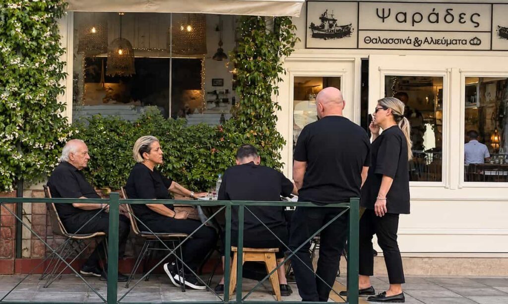 Σε ψαροταβέρνα η οικογένεια Μαζωνάκη μετά την κηδεία: Όλο τον κατάλογο παρήγγειλαν οι αδερφές του – Δείτε καρέ-κάρε τις στιγμές