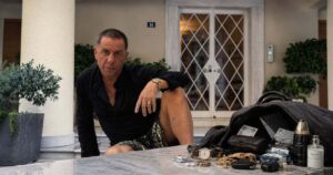 Τι περιείχε η τσάντα του Μαζωνάκη πριν τον θάνατο: Χρυσά κοσμήματα, χάπια, πανάκριβα αντικείμενα και μία… Μυρτώ – Πως τα ξεφορτώθηκαν οι τρελογιατροί