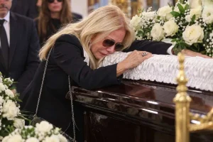 Κηδεία Μαζωνάκη: Η Λάτση άβαφτη με λυγμούς πάνω στο φέρετρο-«Γιώργο ζεις, σήκω πάνω»
