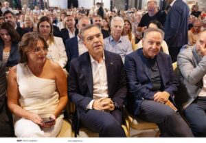 Μπέτυ Μπαζιάνα: Αντί να κοιτούν τον Τσίπρα, κοιτούσαν εκείνη, η εμφάνιση που συζητηθήκε όσο καμία στη ΔΕΘ