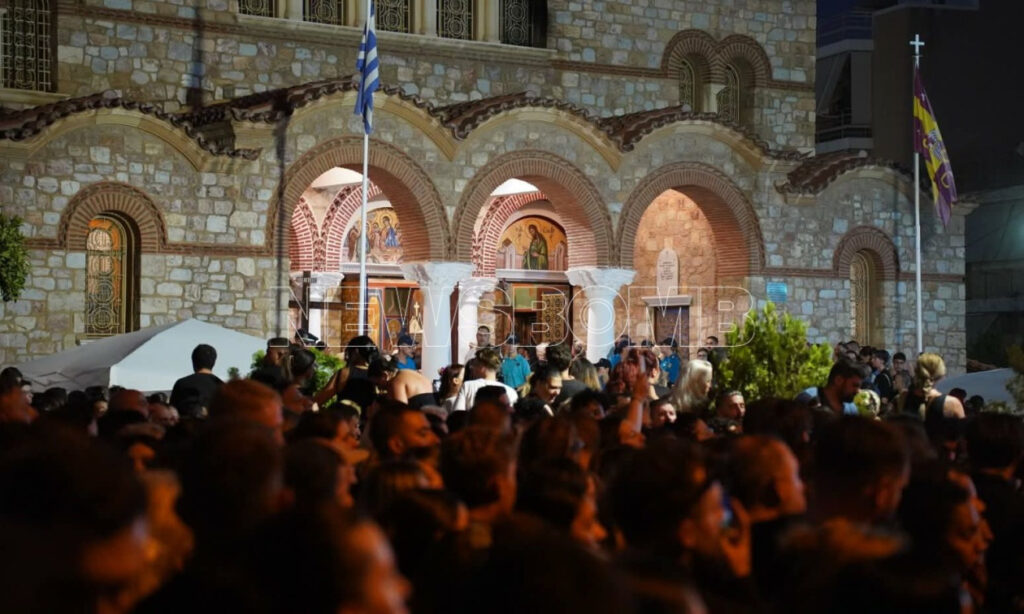 Αγρυπνία για τον Γιώργο Μαζωνάκη: Άγριο ξύλο έξω από το ναό