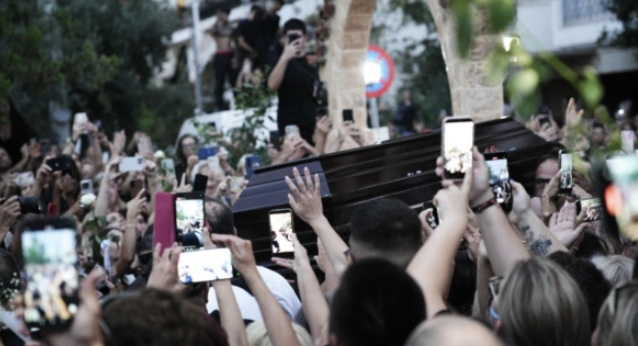Όλη η Νίκαια σήμερα μιλάει για την Αλεξάνδρα Παλαιολόγου: Τα λόγια της πάνω από το φέρετρο του Μαζωνάκη… ράγισαν την εκκλησία