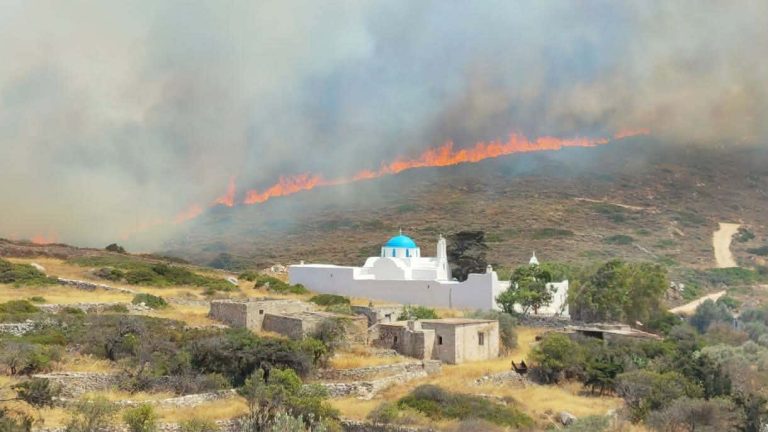Φωτιά ΤΩΡΑ: Καίγεται μεγάλο Ελληνικό νησί – Σηκώθηκαν τα εναέρια μέσα