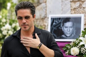 ΜΟΝΟ Ο ΟΙΚΟΝΟΜΟΠΟΥΛΟΣ: ΤΙ ΕΚΑΝΕ ΜΕΤΑ ΤΟΝ ΧΑΜΟ ΤΟΥ ΓΙΩΡΓΟΥ ΜΑΖΩΝΑΚΗ ΓΙΑ ΝΑ ΤΟΝ ΤΙΜΗΣΕΙ