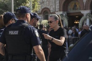 «Μαζέψτε τους, μην μου…» Η εντολή της Βάσως Μαζωνάκη στους αστυνομικούς για τον κόσμο στην κηδεία του Γιώργου