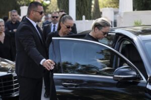 Μπήκαν στις Mercedes κι εξαφανίστηκαν: Μόλις μαθεύτηκε σήμερα για τις αδερφές του Μαζωνάκη