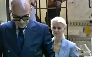 ΕΣΚΑΣΕ “ΒΟΜΒΑ” ΠΟΙΟ ΥΠΟΥΡΓΙΚΟ ΖΕΥΓΟΣ ΠΗΓΑΙΝΕ ΣΥΧΝΑ ΣΤΟ ΙΑΤΡΕΙΟ ΤΗΣ ΚΑΡΝΕΑΔΟΥ