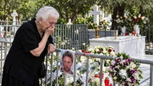 Η επίσκεψη στον τάφο του Μαζωνάκη χθες το βράδυ: Τι υποσχέθηκε στον γιο της με δάκρυα στα μάτια η κυρία Κλειώ