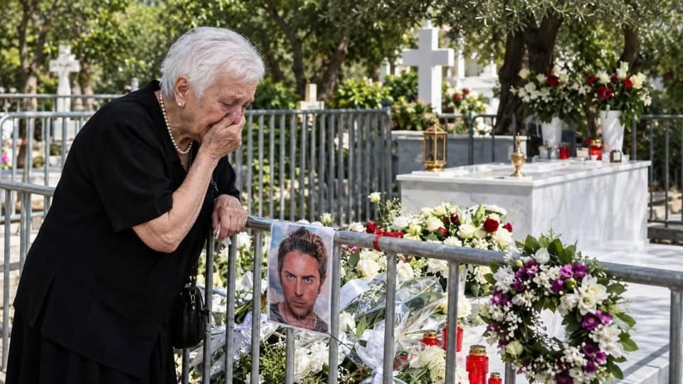 Η επίσκεψη στον τάφο του Μαζωνάκη χθες το βράδυ: Τι υποσχέθηκε στον γιο της με δάκρυα στα μάτια η κυρία Κλειώ