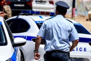 ΧΑΜΟΣ ΤΩΡΑ ΣΕ ΑΣΤΥΝΟΜΙΚΟ ΤΜΗΜΑ – ΑΝΤΡΑΣ ΜΠΟΥΚΑΡΕ ΜΕ ΜΑΧΑΙΡΙ ΚΑΙ ΤΡΑΥΜΑΤΙΣΕ ΑΣΤΥΝΟΜΙΚΟ