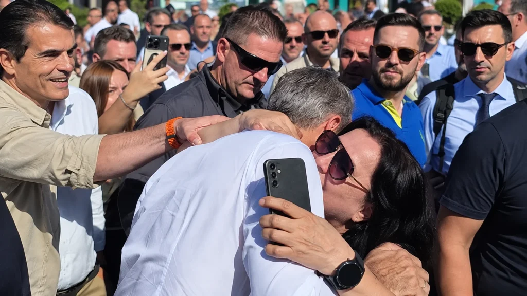 «Αγάπη μου, κούκλε μου!»: Γυναίκα θαυμάστρια αγκάλιασε και φίλησε τον Κυριάκο Μητσοτάκη