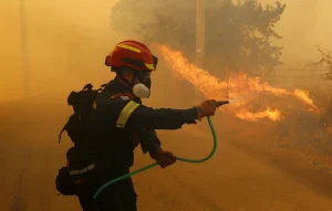 ΦΩΤΙΑ ΤΩΡΑ στην Ελλάδα – Δίνουν μάχη 5 αεροσκάφη με τις φλόγες