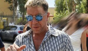 ΤΙ ΦΩΝΑΞΕ Ο ΜΑΖΩΝΑΚΗΣ ΣΤΟ ΚΟΛΟΝΑΚΙ ΛΙΓΟ ΠΡΙΝ ΜΕΤΑΦΕΡΘΕΙ ΣΤΟ ΝΟΣΟΚΟΜΕΙΟ