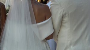 Παντρεύτηκε γνωστή Ελληνίδα τραγουδίστρια τον αγαπημένο της: Τους άδειασαν έναν κουβά ρύζι στο κεφάλι – Φωτoγραφίες
