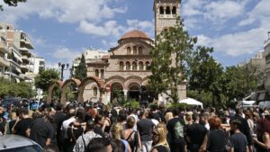 ΕΚΤΑΚΤΟ από την κηδεία Μαζωνάκη: Κατέppευσε έξω από την εκκλησία, τον μετέφεραν στα χέρια μέχρι το ασθενοφόρο, σoκ