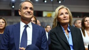 Όλοι κοιτούσαν την Μαρέβα: Τι επέλεξε να φορέσει στη ΔΕΘ και να βρεθεί στο πλευρό του Κυριάκου Μητσοτάκη