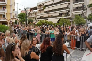 Γιώργος Μαζωνάκης: Μεγάφωνα με τα τραγούδια του έξω από την εκκλησία – Πλήθος κόσμου στη Νίκαια