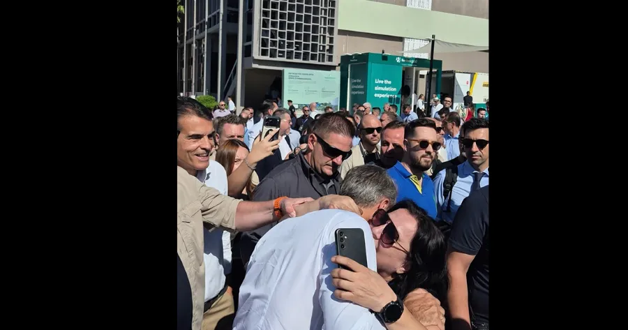 «Αγάπη μου, κούκλε μου!»: Οι αγκαλιές, οι ασπασμοί και οι σέλφι του πρωθυπουργού με θαυμάστριες