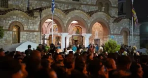 ΕΠΕΙΣΟΔΙΑ ΤΩΡΑ στη Νίκαια: Άγpιο ξύλο έξω από την εκκλησία στο λαϊκό προσκύνημα για Μαζωνάκη – Τι συνέβη