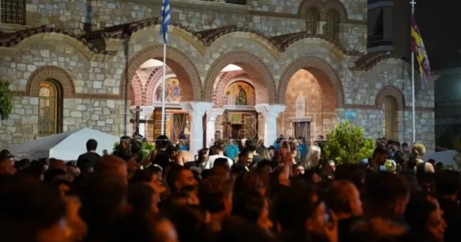 ΕΠΕΙΣΟΔΙΑ ΤΩΡΑ στη Νίκαια: Άγpιο ξύλο έξω από την εκκλησία στο λαϊκό προσκύνημα για Μαζωνάκη – Τι συνέβη