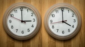 Φτάνει η αλλαγή ώρας 2026 – Πότε γυρνάμε τα ρολόγια, χάνουμε ή κερδίζουμε μια ώρα ύπνου;