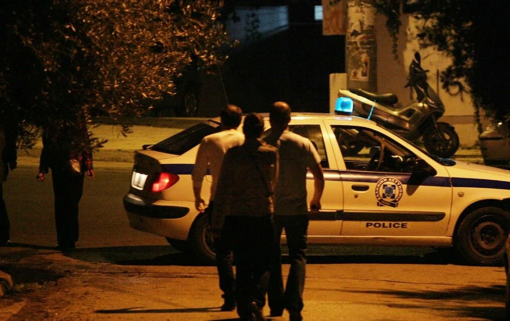 ΜΕΓΑΛΗ ΤΡΑΓΩΔΙΑ ΤΩΡΑ – 18ΧΡΟΝΗ ΣΚΟΤΩΣΕ ΤΟΝ ΠΑΤΕΡΑ ΤΗΣ
